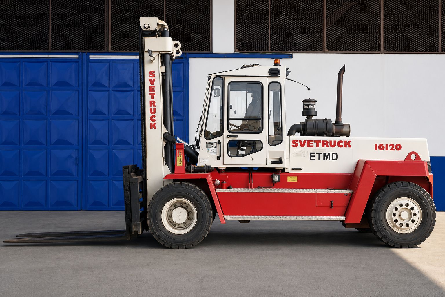 Svetruck ETMD devant portail bleu
